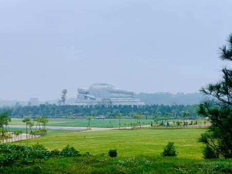 フート省墓地公園の涅槃像1