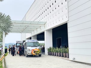 08  ホアビン省墓地公園(ベトナム)-霊柩車を降りる